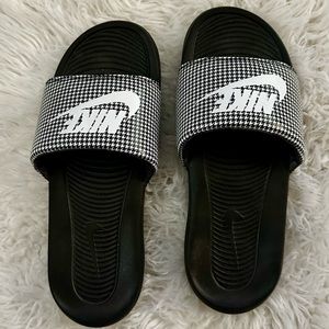 💙ADORABLE, Nike slides. size 10. Houndstooth pattern 💙